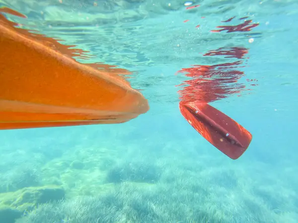 Podwodny Wglad Kayaki Wycieczka Przezroczystej Błękitnej Wodzie Wakacje Aktywność Oceaniczna — Zdjęcie stockowe