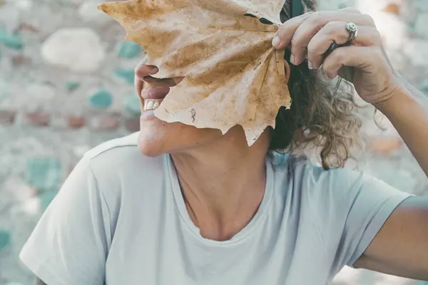 Neşeli Bir Kadının Mutlu Portresi Yüzünü Akçaağaç Yaprağıyla Sakladı Bol — Stok fotoğraf