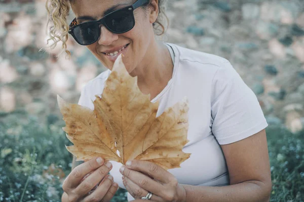 Glücklich Erwachsene Frau Lächeln Und Bewundern Große Herbst Ahornblatt Garten — Stockfoto
