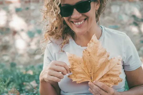 大秋天枫树铅和太阳镜的快乐成年女性的户外肖像 女人们在外面的花园里享受户外活动 环境和可持续的生活方式 10月日 — 图库照片