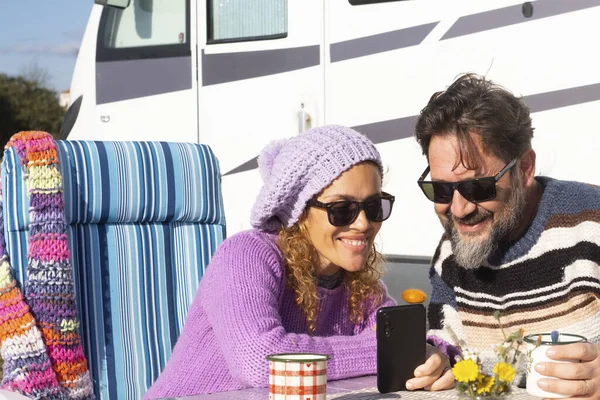 Szczęśliwa Para Turystów Van Camper Cieszyć Się Razem Pomocą Telefonu — Zdjęcie stockowe