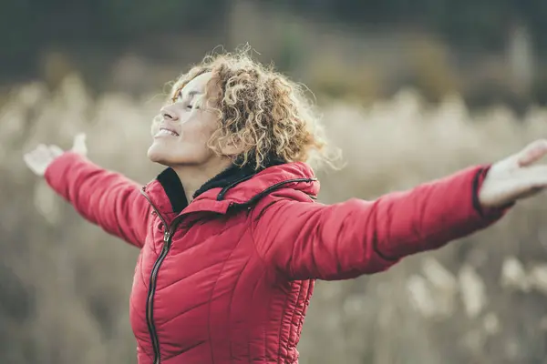 Mujer Feliz Extendiendo Los Brazos Actividad Ocio Aire Libre Con — Foto de Stock