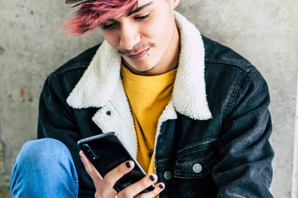 Jonge Moderne Tiener Zitten Grond Met Behulp Van Telefoon App — Stockfoto