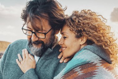 Çiftin romantik portresi, kadın ve erkek birlikte boş zaman aktivitesi. Yetişkin bir erkeği gözlükleriyle birbirine bağlayan bir kadın. Kıvırcık, çekici kadın. Seyahat eden insanlar. Gün batımı zamanı. Gezgin yaşam tarzı