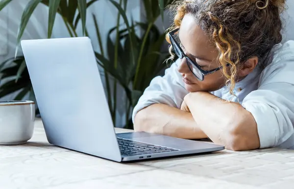 在家里的办公室里 一个疲惫而无聊的女人坐在笔记本电脑前 在线商务工作 成年女性靠着电脑睡着了 现代企业家在办公桌前使用笔记本电脑精疲力尽 — 图库照片