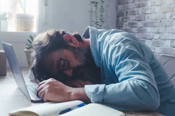 Homem Dormindo Laptop Casa Escritório Local Trabalho Cansado Excesso Trabalho — Fotografia de Stock