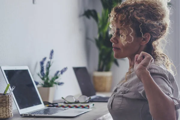 Kobieta Freelance Rozciąga Się Plecami Szyją Sesji Pracy Laptopa Zakończ — Zdjęcie stockowe