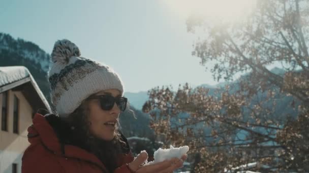 Mujer Soplando Nieve Suave Vacaciones Invierno Aire Libre Actividad Ocio — Vídeo de stock