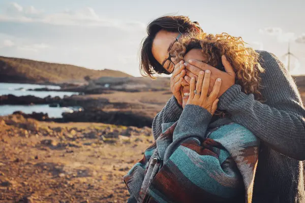 Mann Schließt Frau Augen Für Eine Überraschung Bei Freizeitaktivitäten Freien — Stockfoto