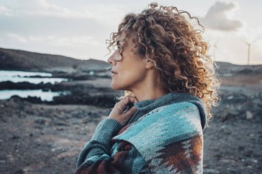 Dışarda yalnız bir kadın üzgün bir ifadeyle önünde poz veriyor. Arka planda doğa karanlığı var. Yalnızlık ve depresyon kavramı, insanların yaşam tarzı sorunları.