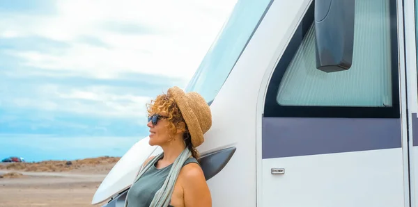 Matkustaja Itsenäinen Nainen Seisoo Ulkopuolella Hänen Moderni Matkailuauto Pieni Talo — kuvapankkivalokuva