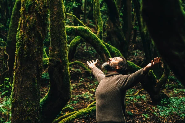 Yetişkin Adam Macerası Ormanda Duruyor Başarı Tatmin Duygusu Için Kollarını — Stok fotoğraf