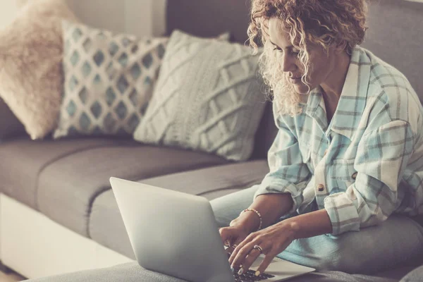 Kobieta Używająca Laptopa Kanapie Indoor Technologii Online Rekreacji Nowoczesne Kobiety — Zdjęcie stockowe