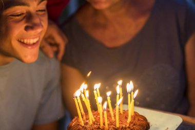 Gece partisini ve mumlu doğum günü pastasını kapat. Genç çocuk ve büyükbabalar mutlulukla kutluyorlar. Yaş ve yaşlanma nesli kavramı