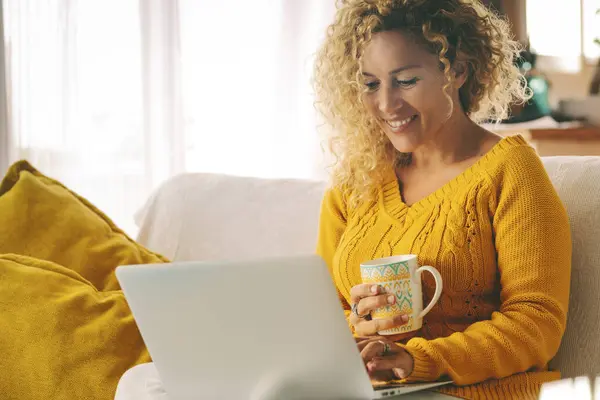 Volwassen Vrouw Met Laptop Computer Thuis Glimlachend Genietend Van Verbindingstechnologie — Stockfoto