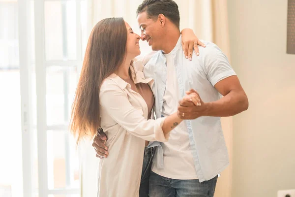 Interrassische Paare Tanzen Hause Zusammen Und Haben Spaß Und Liebe — Stockfoto