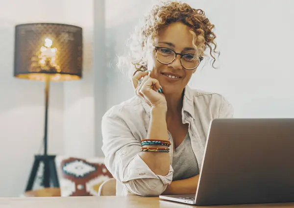 Moderne Forretningskvinne Jobber Med Laptop Hjemme Bordet Alternative Hjem Arbeidsplass – stockfoto