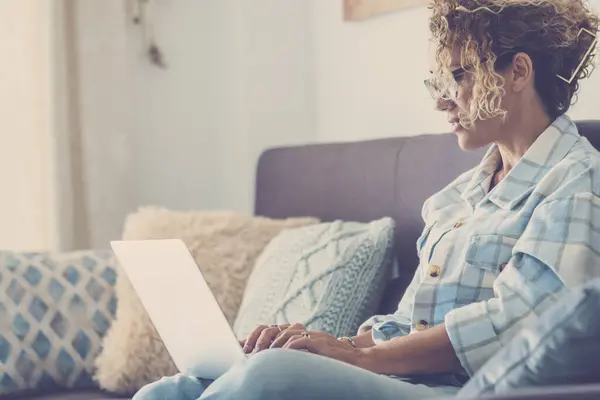 Moderne Volwassen Vrouw Gebruik Laptop Computer Thuis Zitten Bank Met — Stockfoto