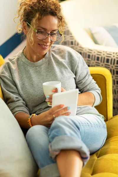 Pretty Woman Enjoy Relax Home Reading Book Table Reader Drinking — Stock Photo, Image