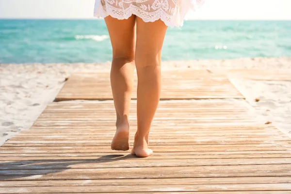 Back View Beautiful Woman Legs Walking Summer Wooden Pier Beach — Stock Photo, Image