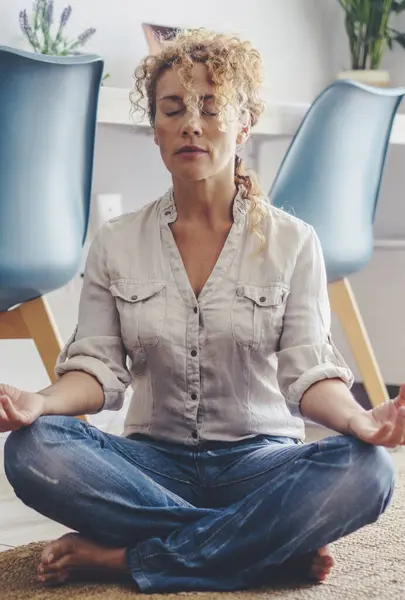 Zen Sunn Kvinne Gjør Yoga Posisjon Meditasjon Hjemme Teppegulvet Voksen – stockfoto