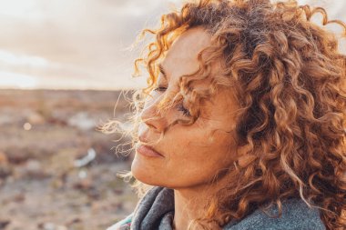 Güzel yetişkin kadın portresi. Gözleri kapalı. Doğanın heyecanını ve duygularını hissediyordu. İç denge ve sağlıklı yaşam tarzı kavramı kadın insanların açık havada eğlenmesi. Arkaplanda çöl