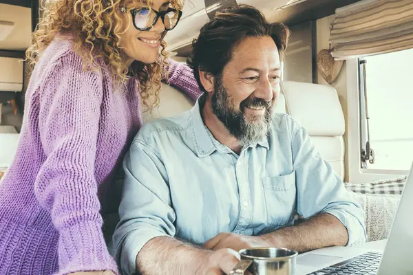 Modern Travel Couple Enjoy Connection Technology Using Laptop Camper Van — Stock Photo, Image