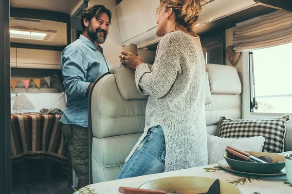 Glückliches Erwachsenes Paar Genießt Urlaub Wohnmobil Und Bereitet Gemeinsam Das — Stockfoto
