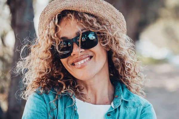 Muotokuva Aikuinen Nainen Hymyilee Kameralle Aurinkolasit Olki Hattu Naispuoliset Ihmiset — kuvapankkivalokuva