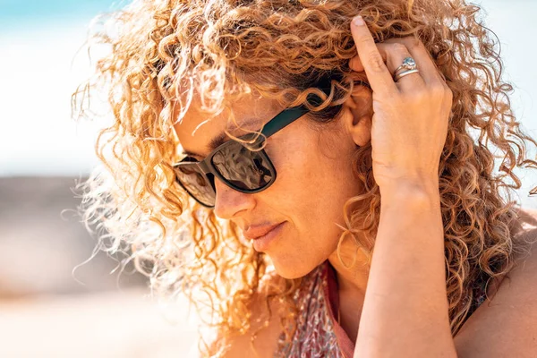 Middle Age Beautiful Woman Curly Hair Sunglasses Outdoor Side Portrait — Stock Photo, Image