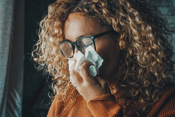 Жінка Чхає Носом Гарячкою Хворобою Вірусу Грипу Грип Холод Зимової — стокове фото