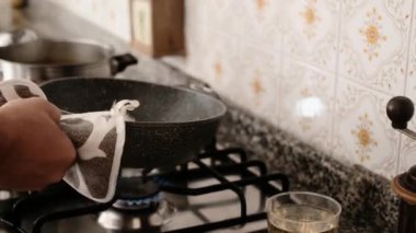 Yakın plan. Ağır çekim. Öğle yemeğini hazırlıyorum. Kızartma tavasında pirinç