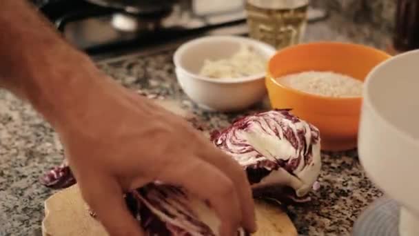 Rápidamente Cortar Verduras Close Cámara Lenta Preparando Almuerzo Cerca Chef — Vídeo de stock
