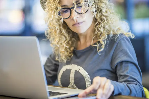 Vuxen Modern Kvinna Arbetar Vid Butiksbordet Med Bärbar Dator Och — Stockfoto