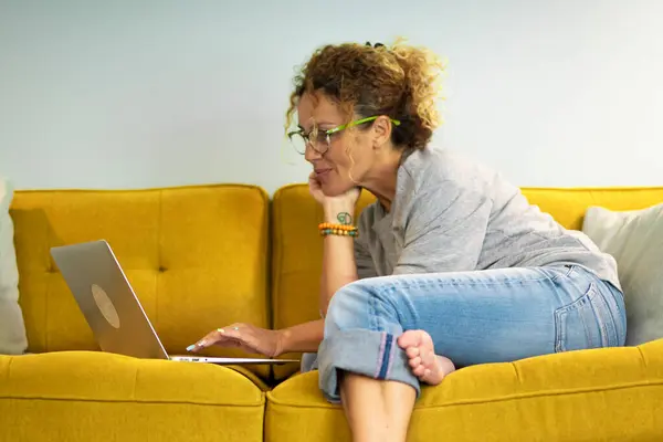Älykäs Työskentely Moderni Nainen Käyttää Kannettavaa Tietokonetta Kotona Mukavasti Istuu — kuvapankkivalokuva