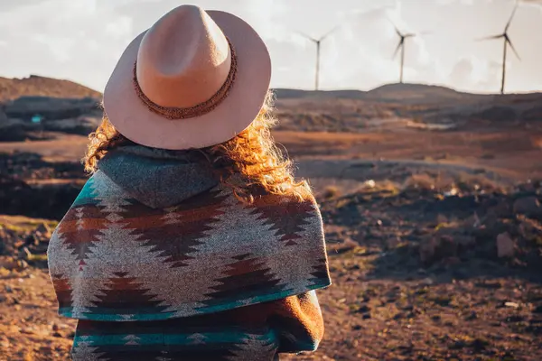 Rückansicht Einer Frau Die Landschaft Mit Windrädern Hintergrund Bewundert Konzept — Stockfoto