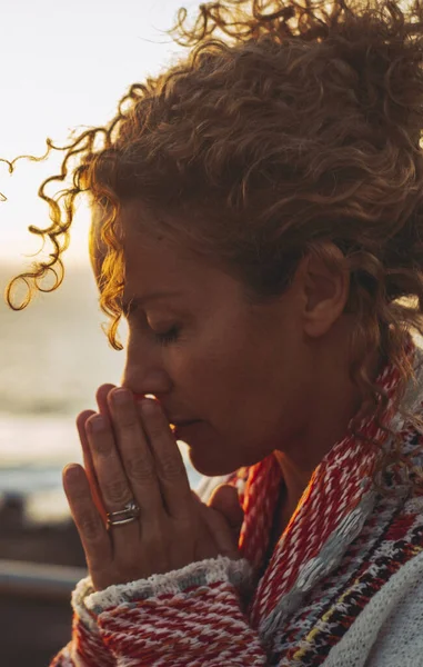 瞑想とインナーバランスインテリアの幸せのコンセプトは 女性の側面の肖像画を背景に日没の海で祈り 瞑想します メンタルヘルスライフスタイルの概念 — ストック写真
