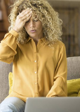 Aşırı çalışma ve stres kötü sağlık durumu. Yetişkin bir kadın kafasına dokunuyor.