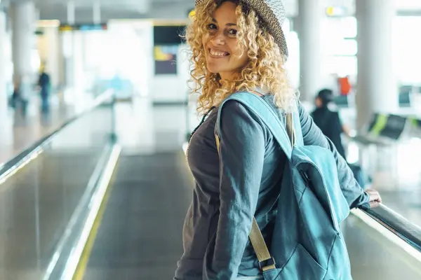 Vrolijke Volwassen Vrouw Reizen Het Vliegveld Met Rugzak Vrouwelijke Mensen — Stockfoto