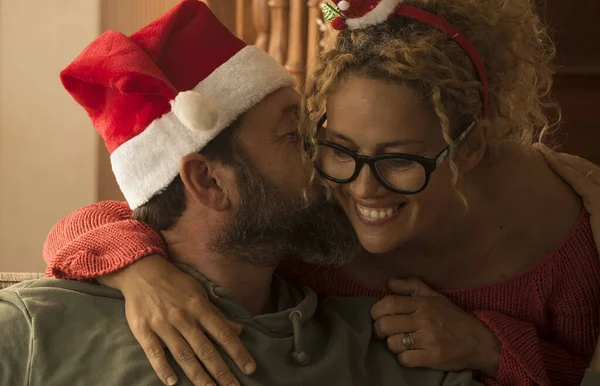 Homem Mulher Casa Vestindo Chapéus Papai Noel Beijando Com Amor — Fotografia de Stock