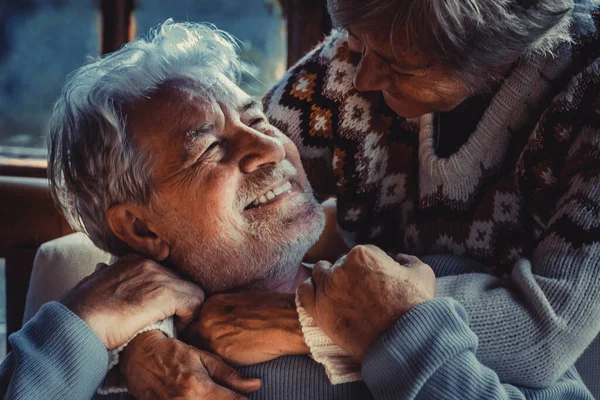 Πορτραίτο Δύο Ηλικιωμένων Ερωτευμένων Στο Σπίτι Τους Στο Σκοτεινό Φως — Φωτογραφία Αρχείου