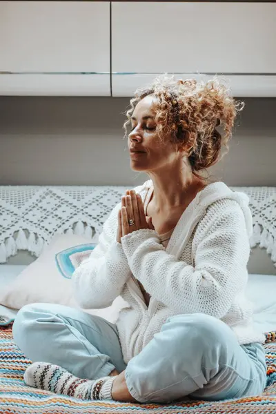 1人でベッドルームのキャンパーバンの中で瞑想する蓮のヨガの位置の女性 自由女性のための幸福と健康的な精神生活 女性のための旅行と心の接続の概念活動 — ストック写真