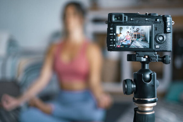 Крупный план спокойной молодой кавказской женщины, снимающей себя камерой и держащей руки на ногах медитирующими, расслабляющими и благодарными. Счастливая женщина тысячелетия показывает благодарность, любовь и заботу, она молится или визуализирует. Религия, концепция веры