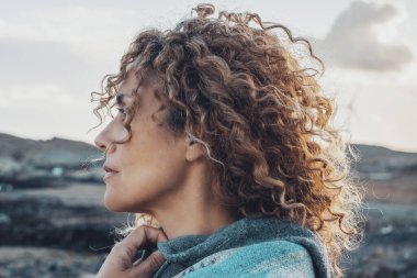 Dışarda yalnız bir kadın üzgün bir ifadeyle önünde poz veriyor. Arka planda doğa karanlığı var. Yalnızlık ve depresyon kavramı, insanların yaşam tarzı sorunları.