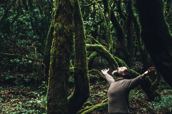 Dorosły Mężczyzna Przygoda Stojąc Lesie Wyciągając Otwarte Ramiona Dla Sukcesu — Zdjęcie stockowe