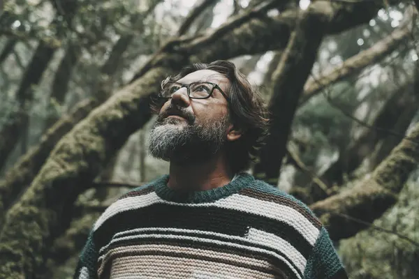 Olgun Bir Adam Yeşil Orman Ormanının Havasına Bakıyor Doğal Alan — Stok fotoğraf
