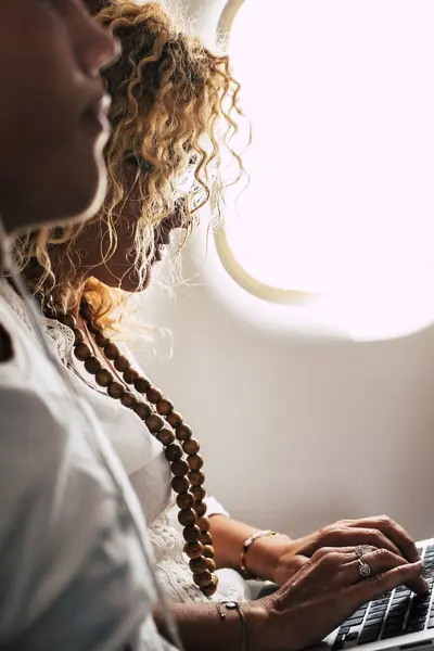 Nainen Käyttää Kannettavaa Tietokonetta Lentokoneessa Lennon Internet Langaton Yhteys Palvelu — kuvapankkivalokuva