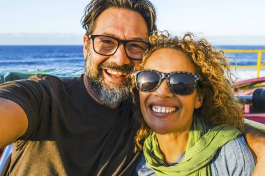 Hız trenine binen bir çift eğlendi. Güneşli bir öğleden sonra ve eğlence. Boş zaman ve neşe kavramı