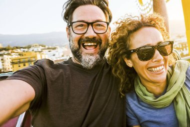Hız trenine binen bir çift eğlendi. Güneşli bir öğleden sonra ve eğlence. Boş zaman ve neşe kavramı
