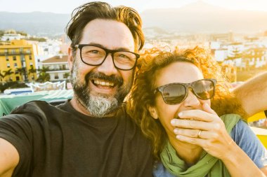 Hız trenine binen bir çift eğlendi. Güneşli bir öğleden sonra ve eğlence. Boş zaman ve neşe kavramı